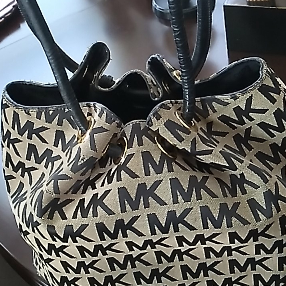 Michael Kors Logo Bag - Picture 2 of 5